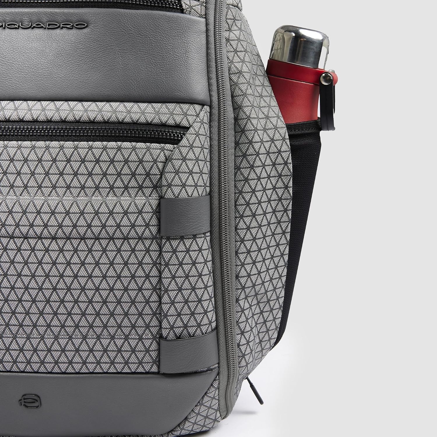 Detalle de PIQUADRO Zaino da Viaggio Modulare 2 in 1: Porta PC 15,6" in Pelle e Tessuto, Grigio