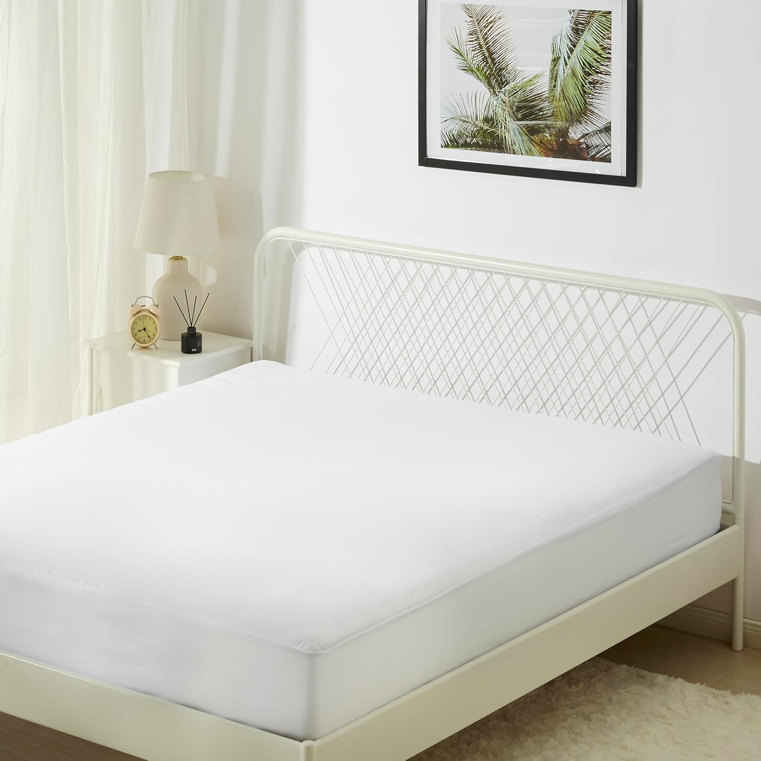 Detalle de Amazon Basics Waterproof Mattress Protector (180 x 200 cm) with 45 cm Deep Pocket