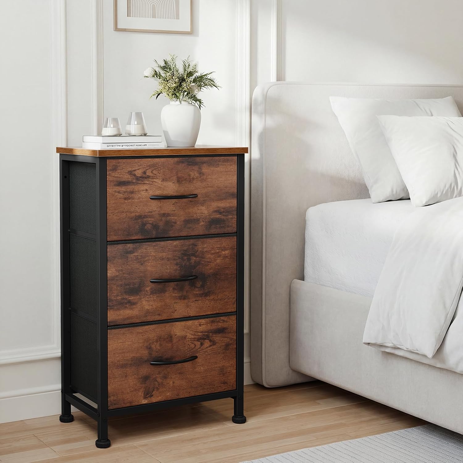 Detalle de DUMOS 3-Drawer Nightstand