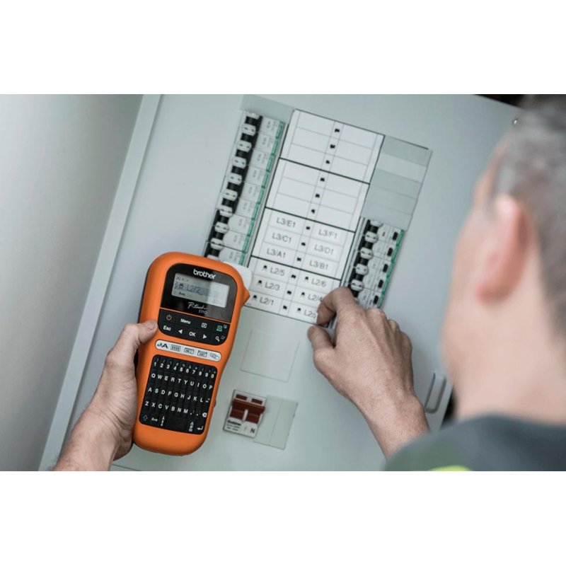 Detalle de Brother PT-E110: Impresora de transferencia térmica para etiquetas duraderas en color negro/naranja