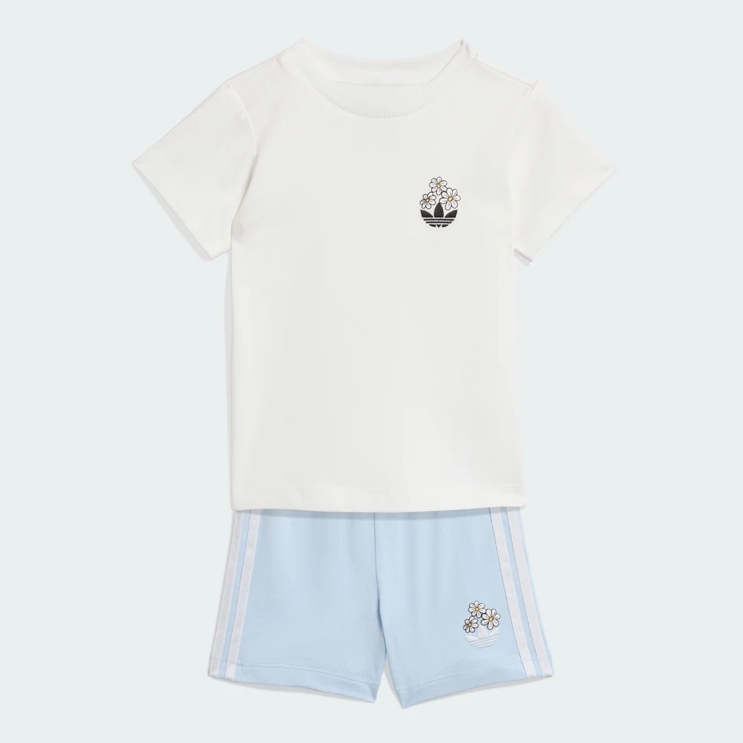 Detalle de Conjunto Adidas Disney: camiseta y pantalón corto blanco