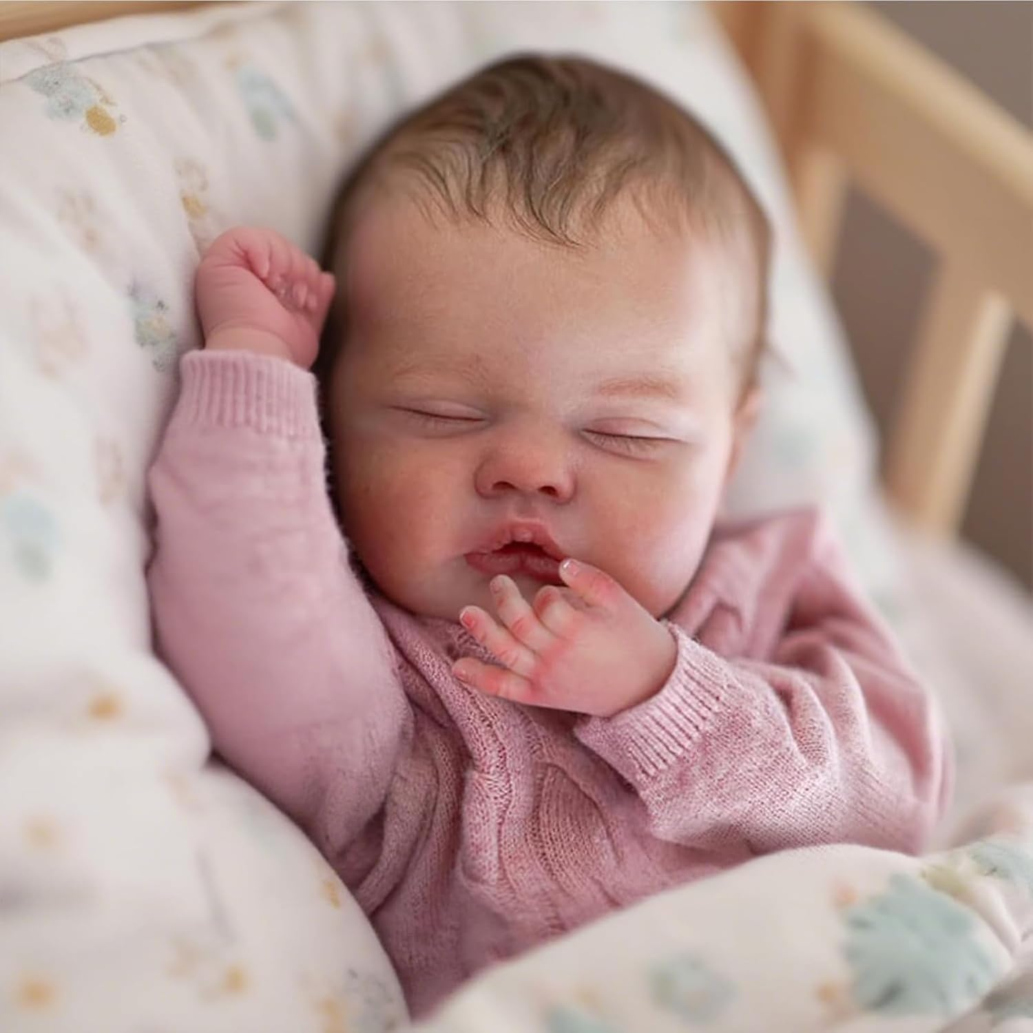 Detalle de WEQNT 2601 – lalka Reborn ze śpiącymi oczami, miękkim tułowiem i akcesoriami