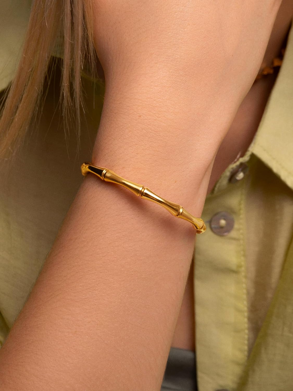 Detalle 2 de SINGULARU Bracciali Sugarcane: bracciale rigido in acciaio placcato oro 18Kt con apertura 3 cm