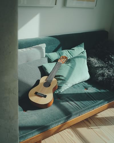 Detalle de Yamaha GL1 Guitalele: chitarra‑ukulele in legno, 6 corde nylon/acciaio, scala 17'' con custodia inclusa