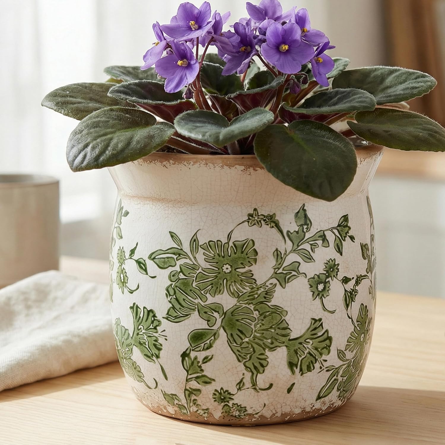 Detalle 2 de Xiaan Jiaju Green Leaf Ceramic Planter with Drainage and Crackle Glaze