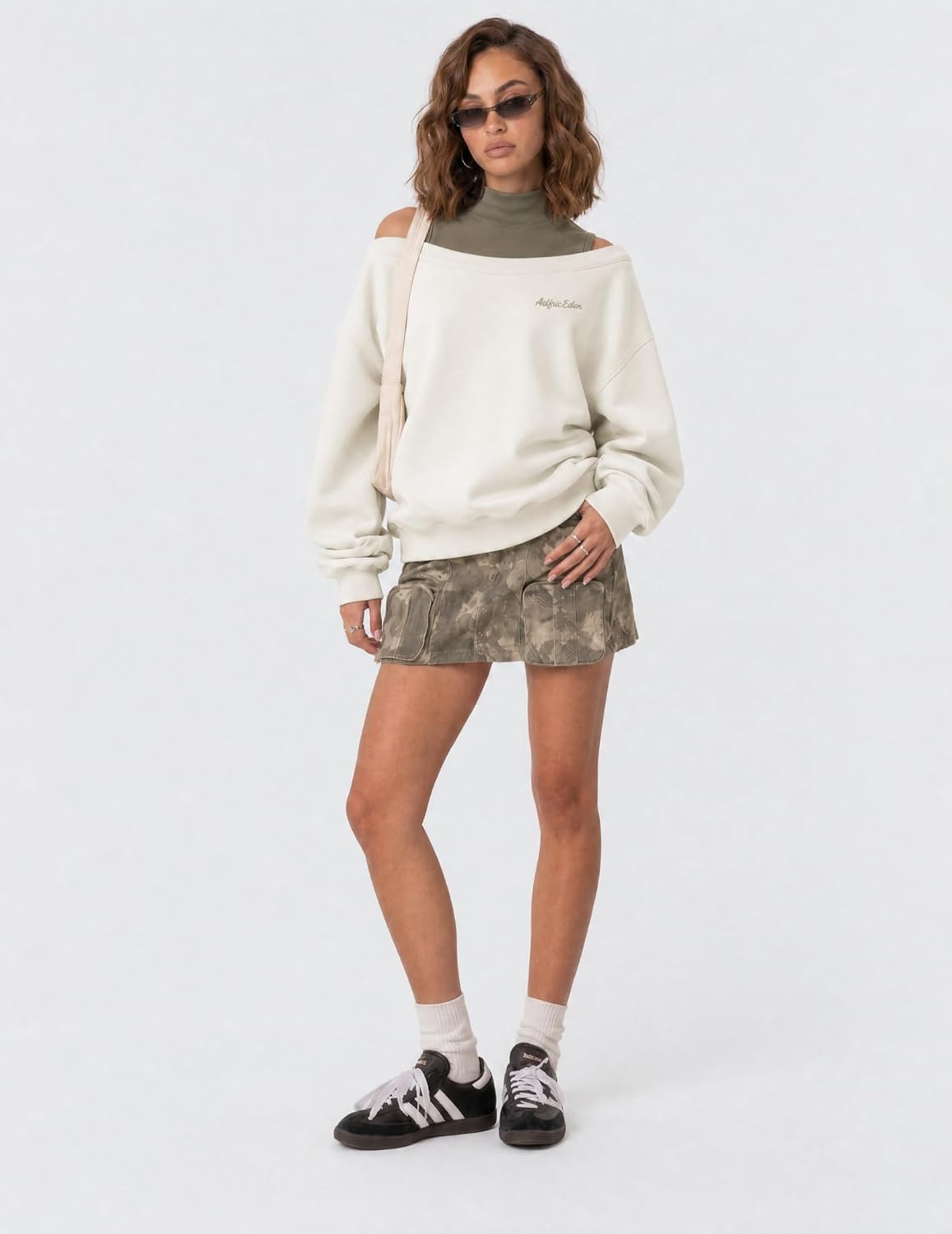Thumbnail 4 de Aelfric Eden Boxy Off-the-Shoulder Mock Neck Sweatshirt with Color-Block Detail