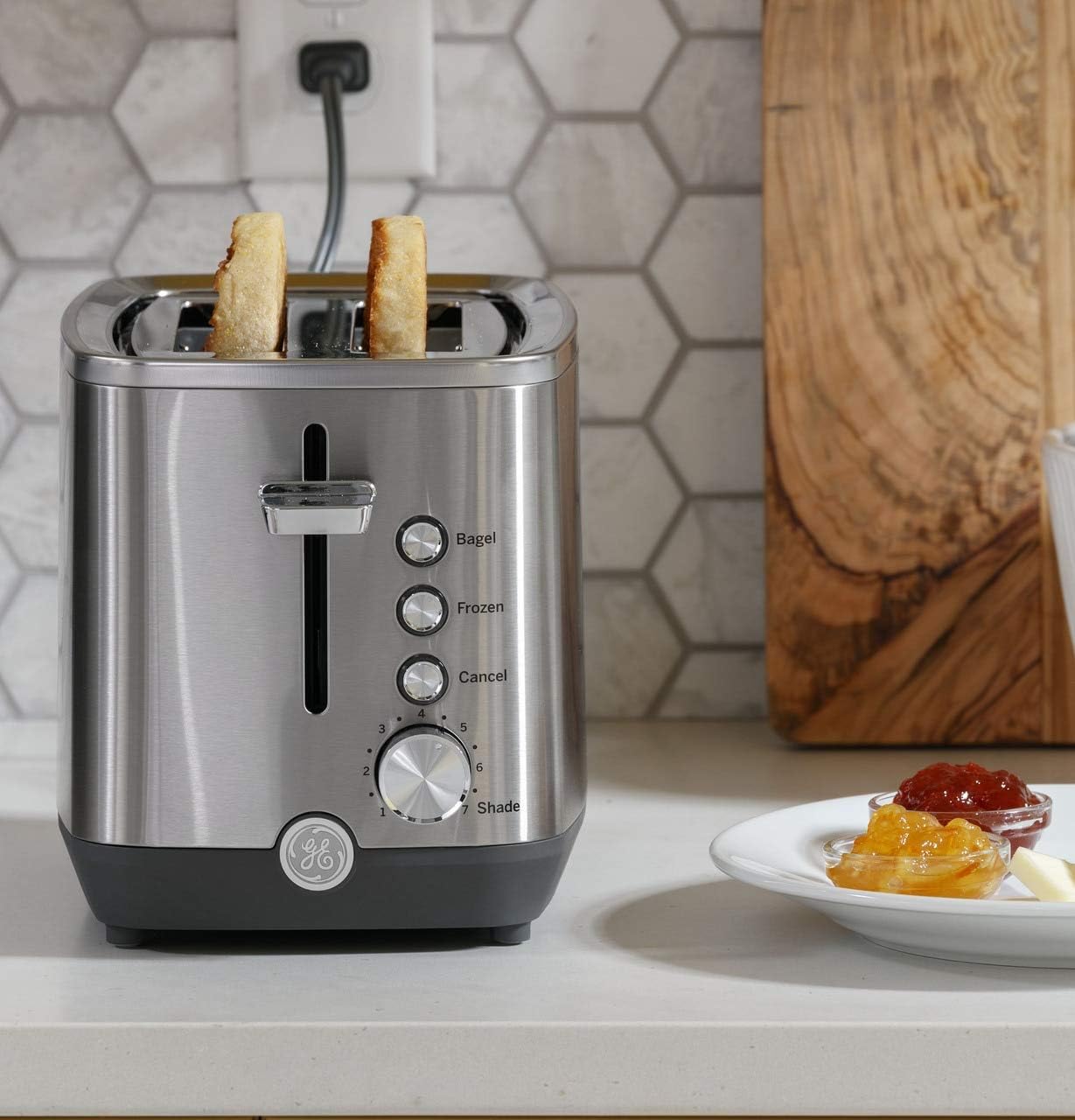 Detalle de GE 2-Slice Stainless Steel Toaster with Extra-Wide Slots and 7 Shade Settings