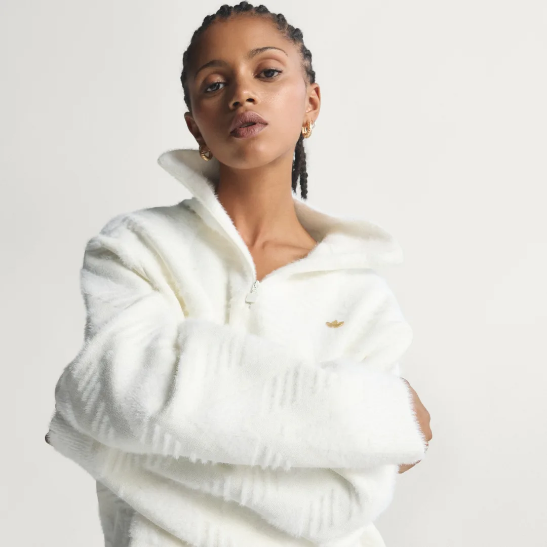Detalle de Adidas Sudadera de punto con cremallera hasta el pecho – color Blanco