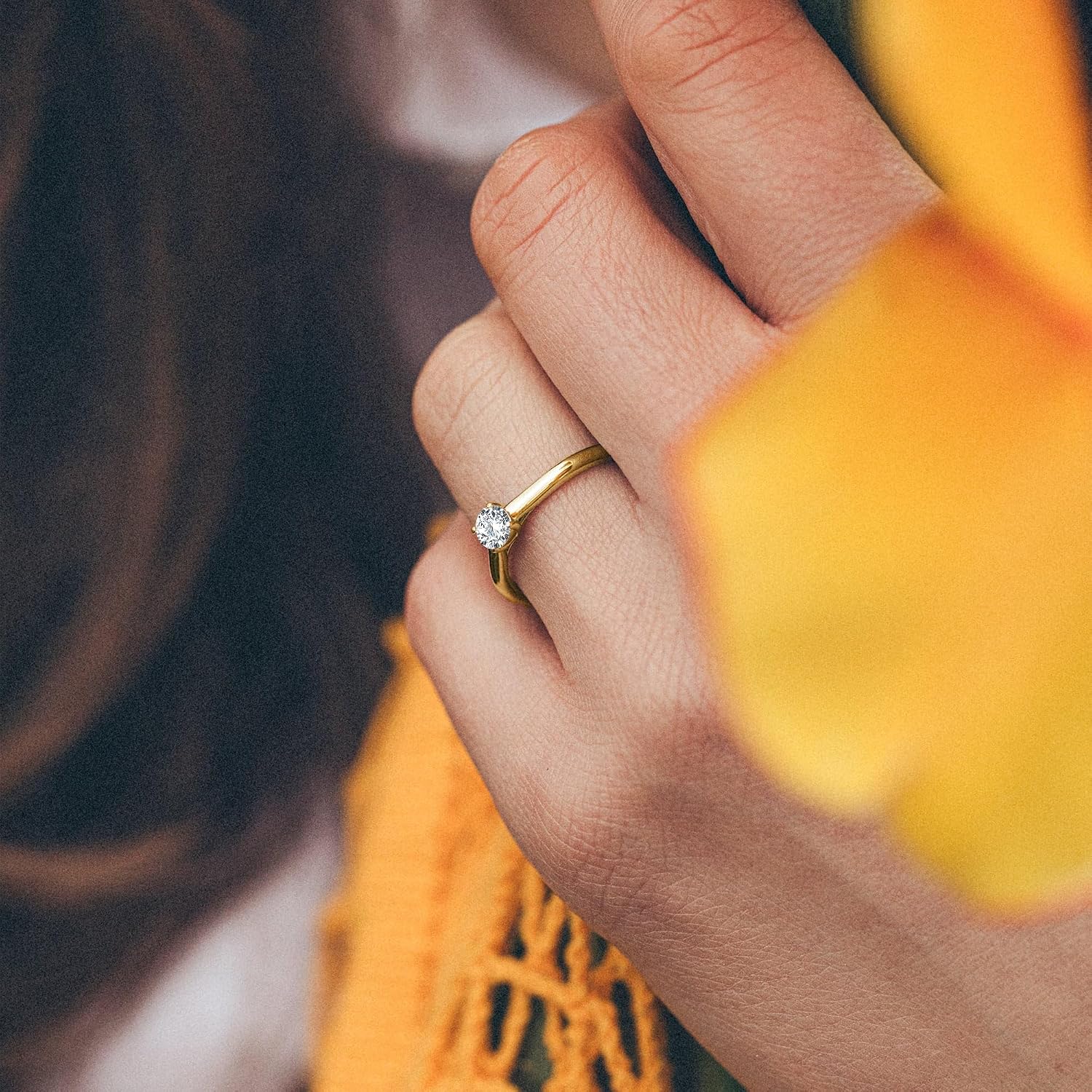 Detalle de EDELIND Anello di fidanzamento in oro 18k con diamante certificato GIA (0.3 ct) – Simbolo d’amore