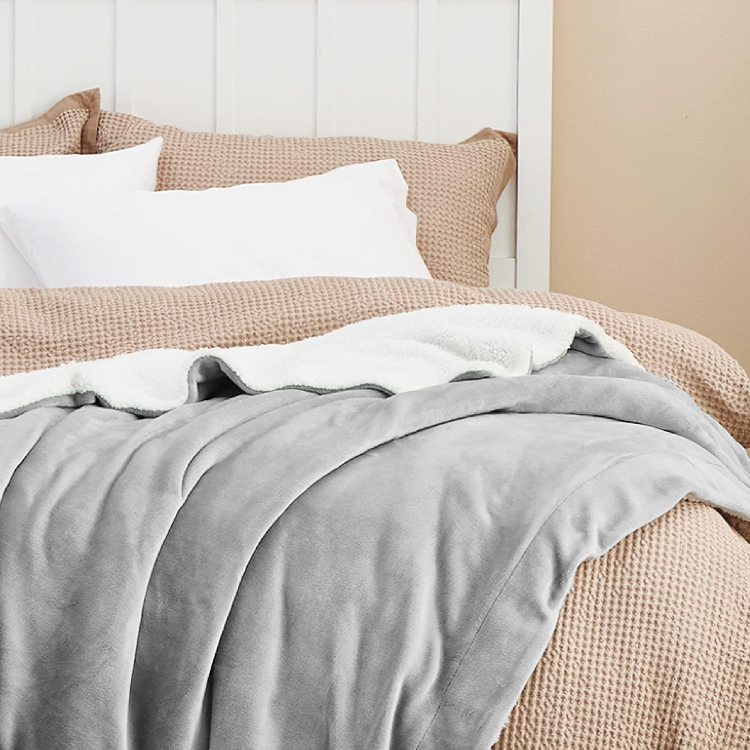 Detalle 2 de Bedsure GentleSoft Sherpa Fleece Blanket, Queen, Reversible, 90 x 90 Inches