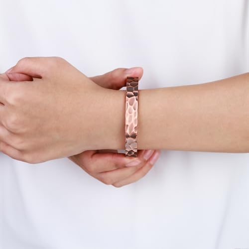 Detalle 2 de BioMag Pure Copper Bracelet for Men & Women – Handmade Hammered Open Cuff