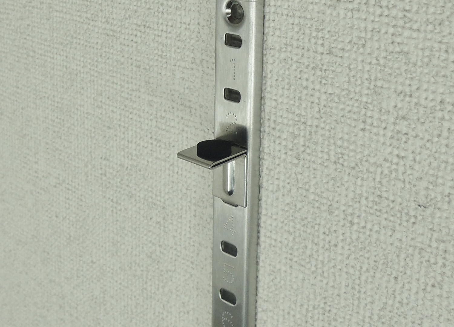 Detalle 2 de ベスト 16-143 ステンレス棚柱用F型棚受 クッション付・17ミリピッチ用 8個入り