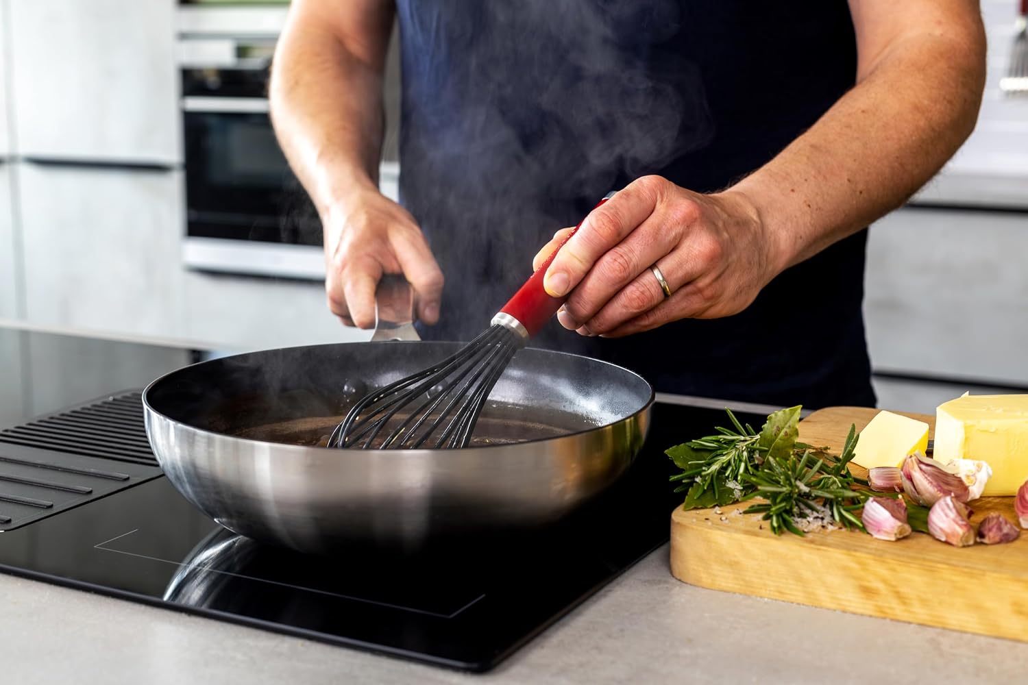 Thumbnail 3 de KitchenAid Classic Silicone Whisk, Empire Red, Heat-Resistant Silicone Head