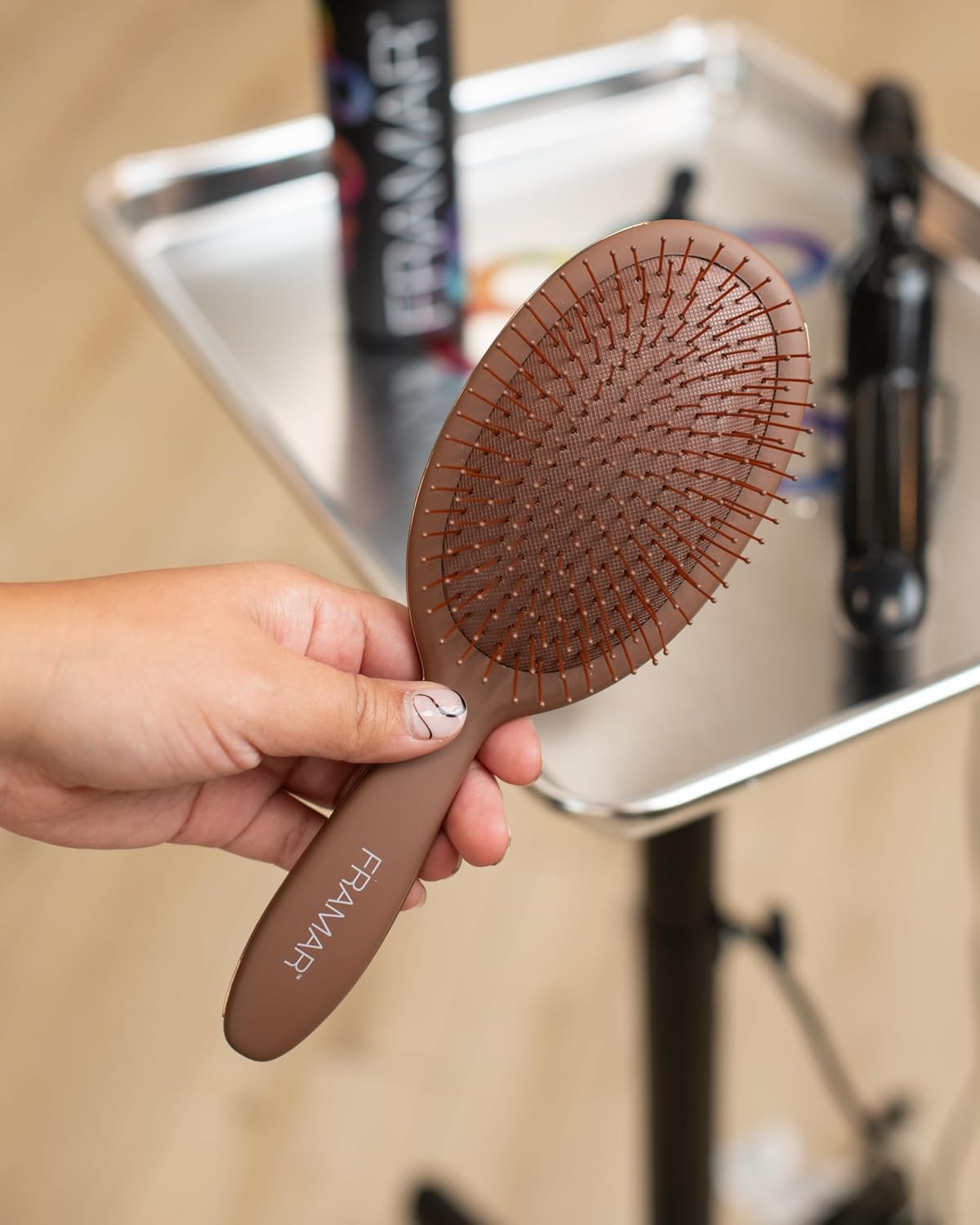 Detalle de FRAMAR Chocolate Hair Brush Detangler – Wet Hair