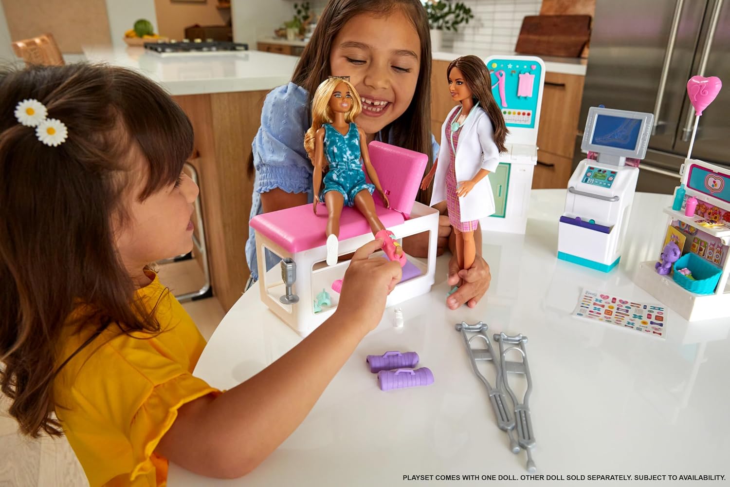 Detalle 2 de Barbie Fast Cast Clinic playset, 12-inch