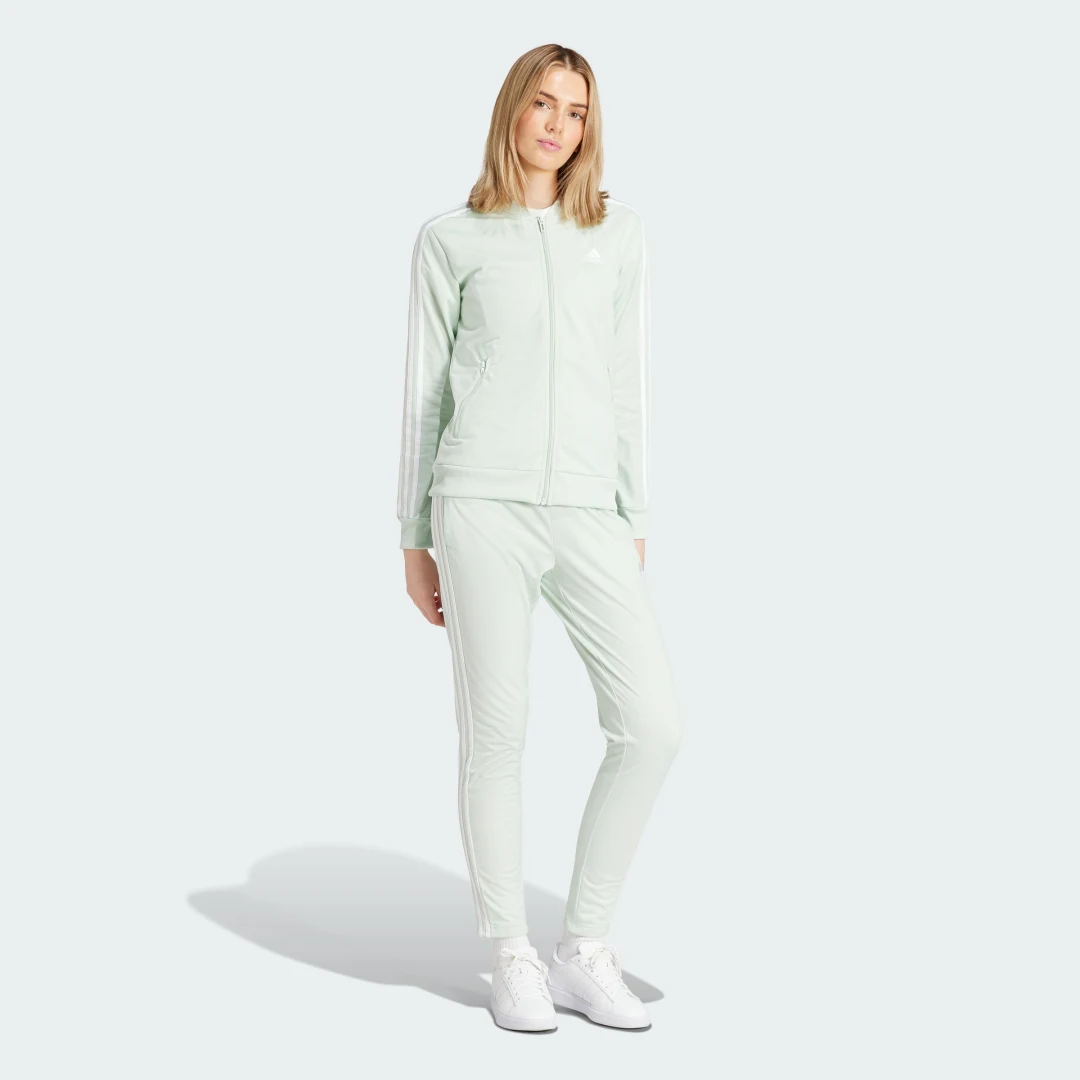 Detalle de Chándal Essentials 3 bandas de Adidas – versión verde: comodidad y estilo clásico