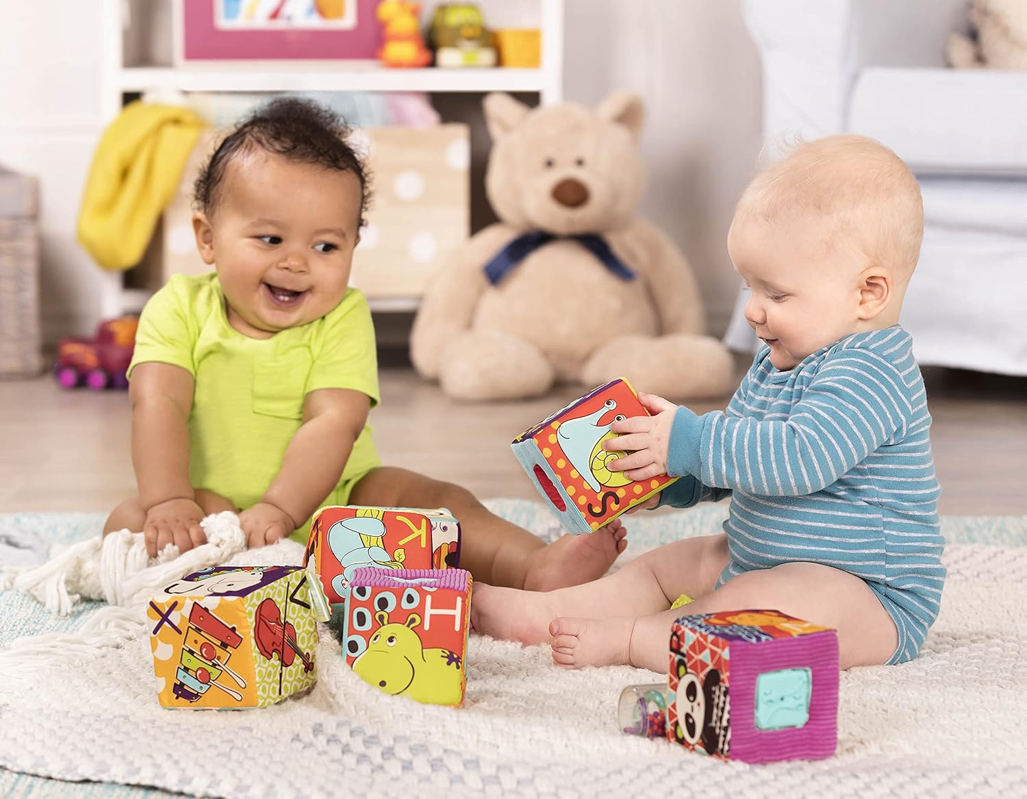 Detalle 2 de B. toys aBc Block Party 6pcs – miękkie klocki z wkładkami do grzechotania