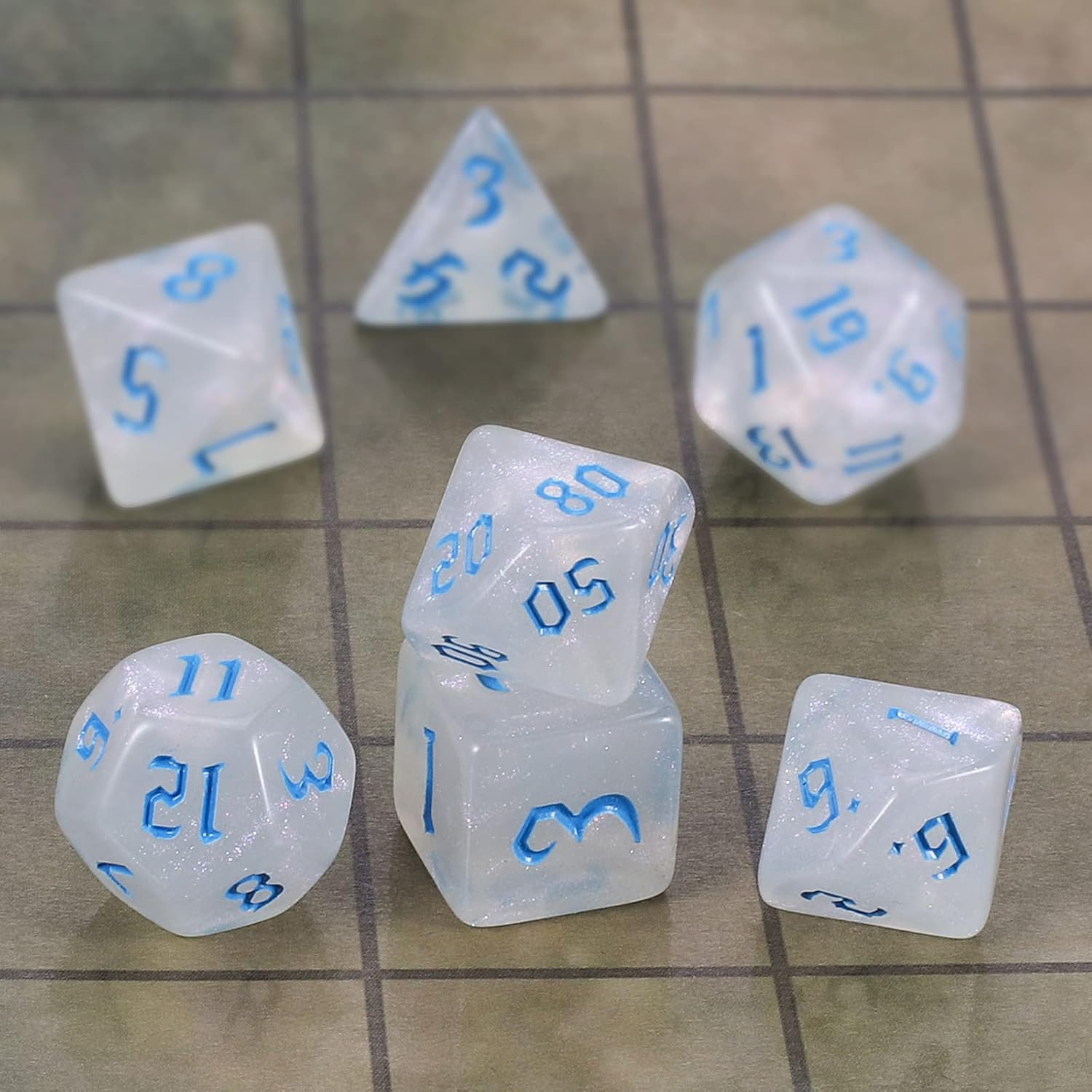 Detalle 2 de QMAY DND Dice Polyhedral Set da 7 dadi Traslucidi con Glitter – D&D, MTG, RPG