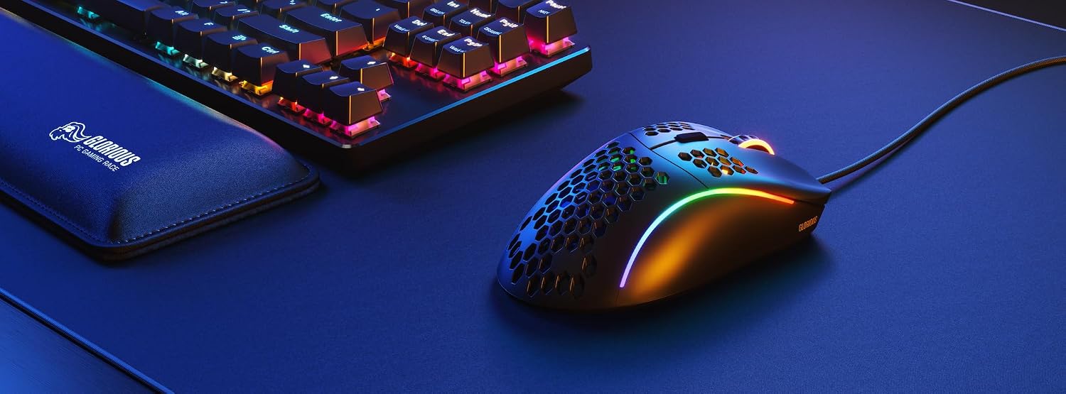 Detalle de GLORIOUS Model D – kabelgebundene Gaming-Maus, 68 g, Pixart 3360, PTFE-Füße, Paracord-Kabel, 6 Makro-Tasten