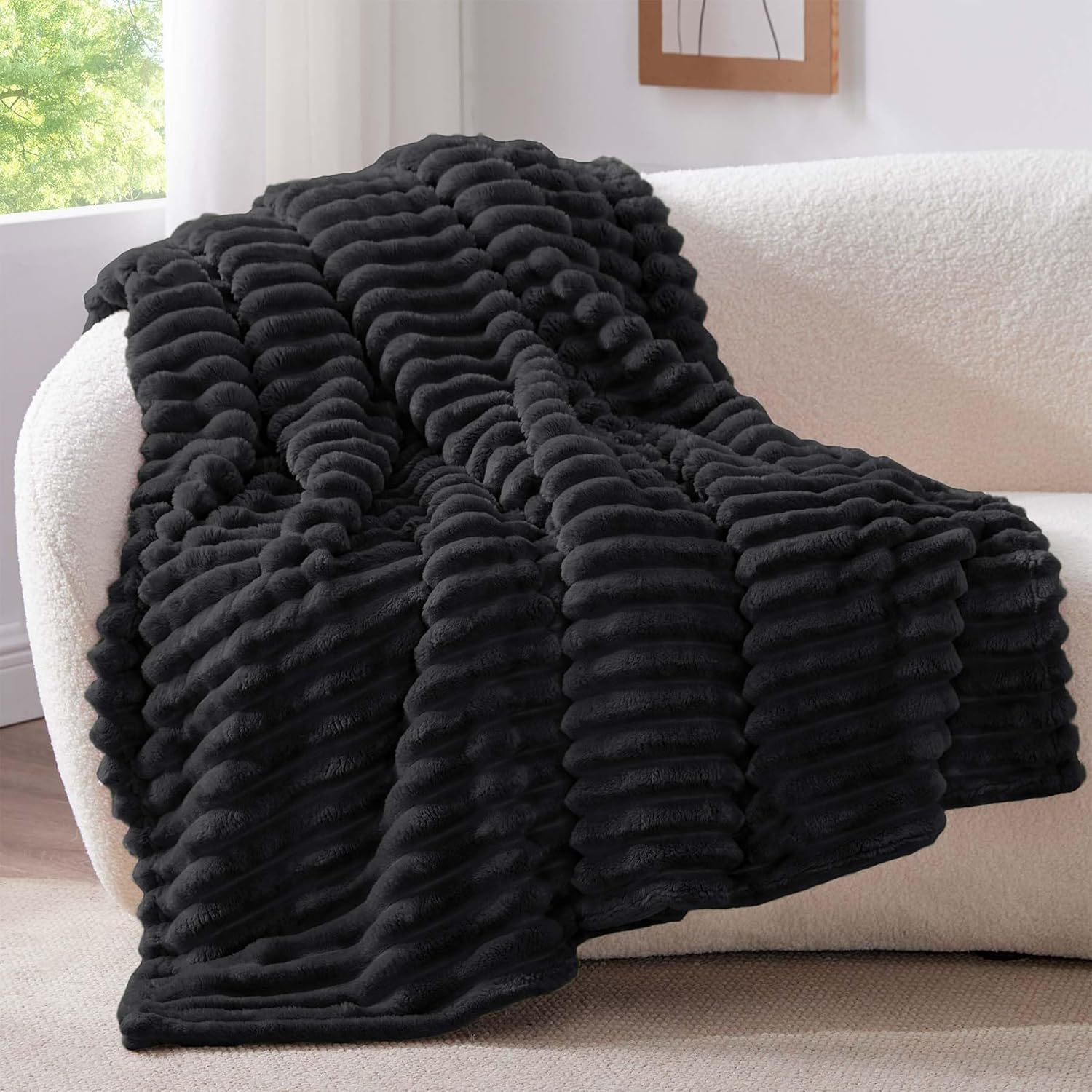 BEDELITE Kuscheldecke Flauschig Decke 150 x 200 – weiche XL Flanell-Decke in Streifen schwarz, ideal als Überwurf für Sofa und Wohnzimmer