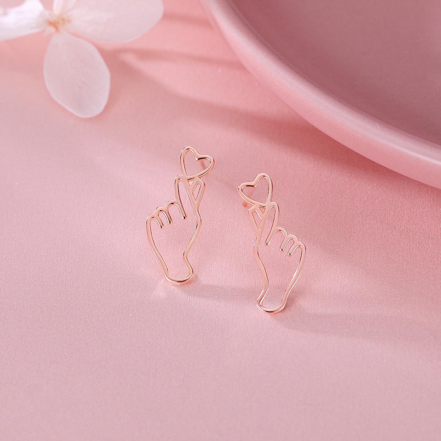 Detalle 2 de SLUYNZ 925 Sterling Silver Heart Stud Earrings – Sweet Love Heart Post Studs