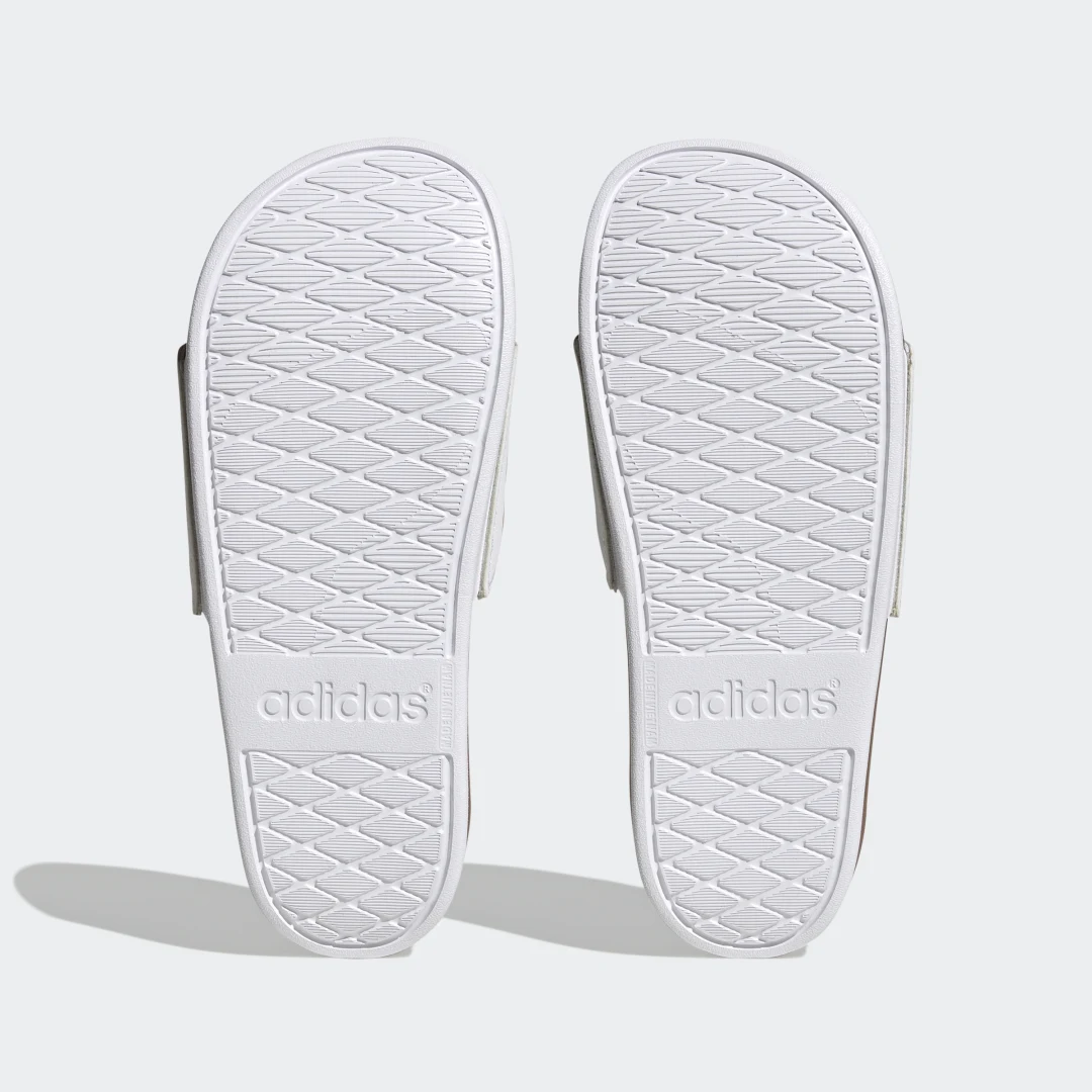 Detalle de Adidas Chancla Adilette Comfort en color blanco