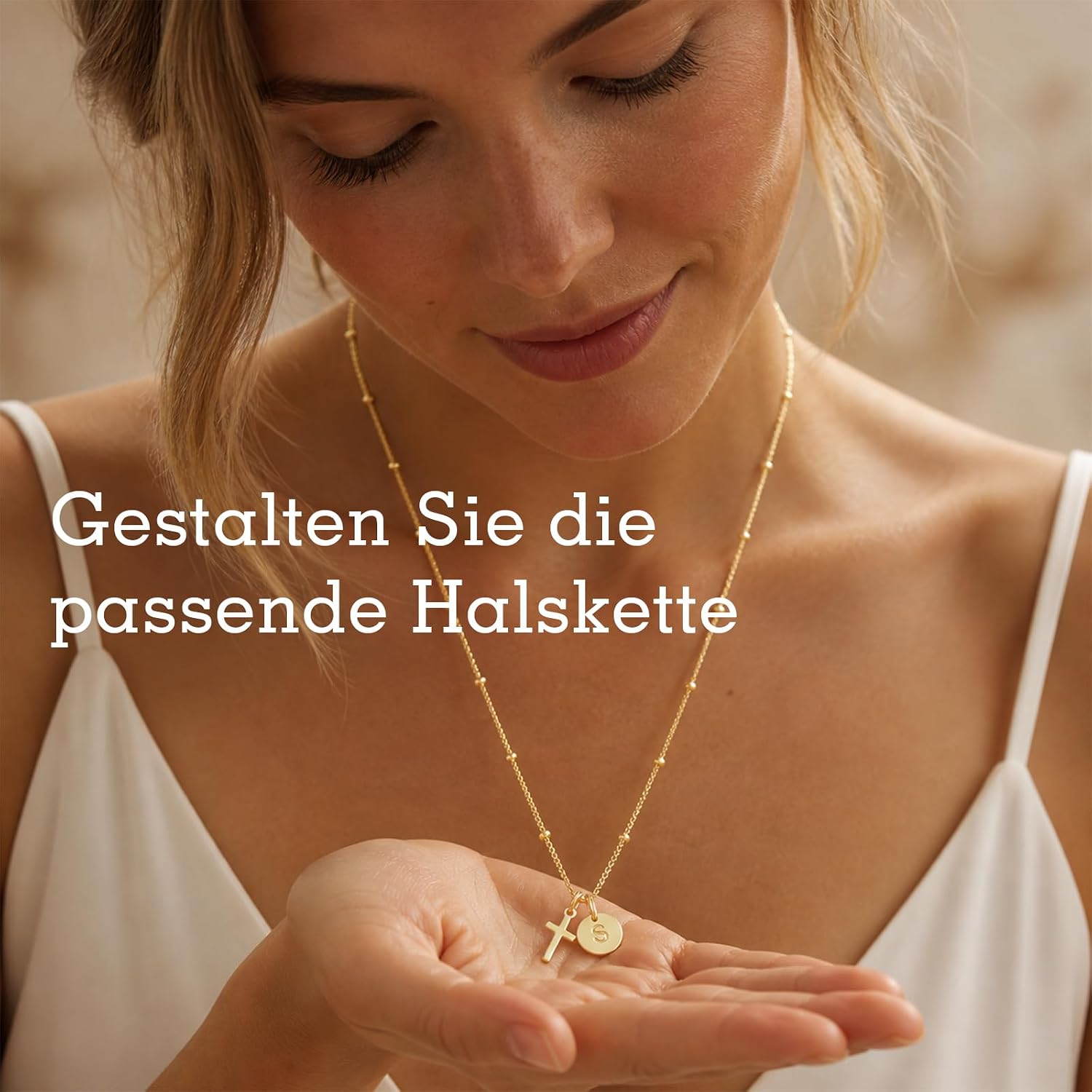 Detalle 2 de Kreuzkette Damen Gold mit Buchstaben Anhänger – 18K Vergoldung, personalisierbar
