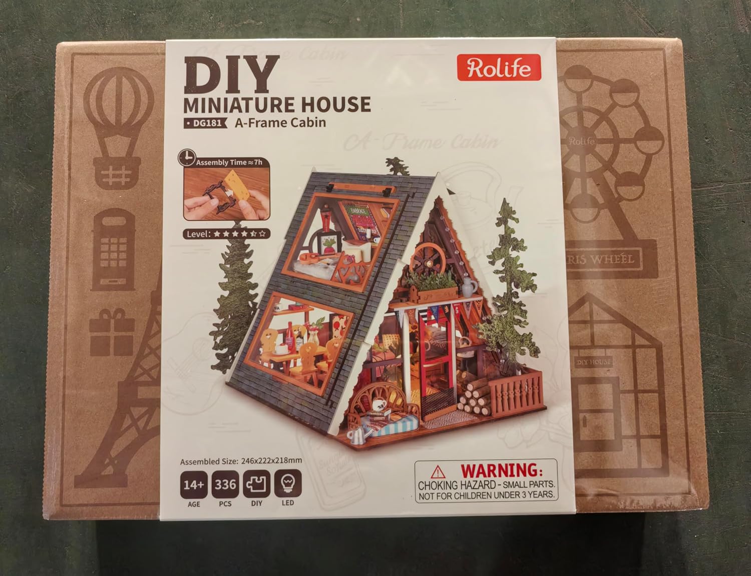 Detalle de Rolife Maison de Poupée Cabane A-Frame – Kit miniature bois, lumière LED et ambiance forestière