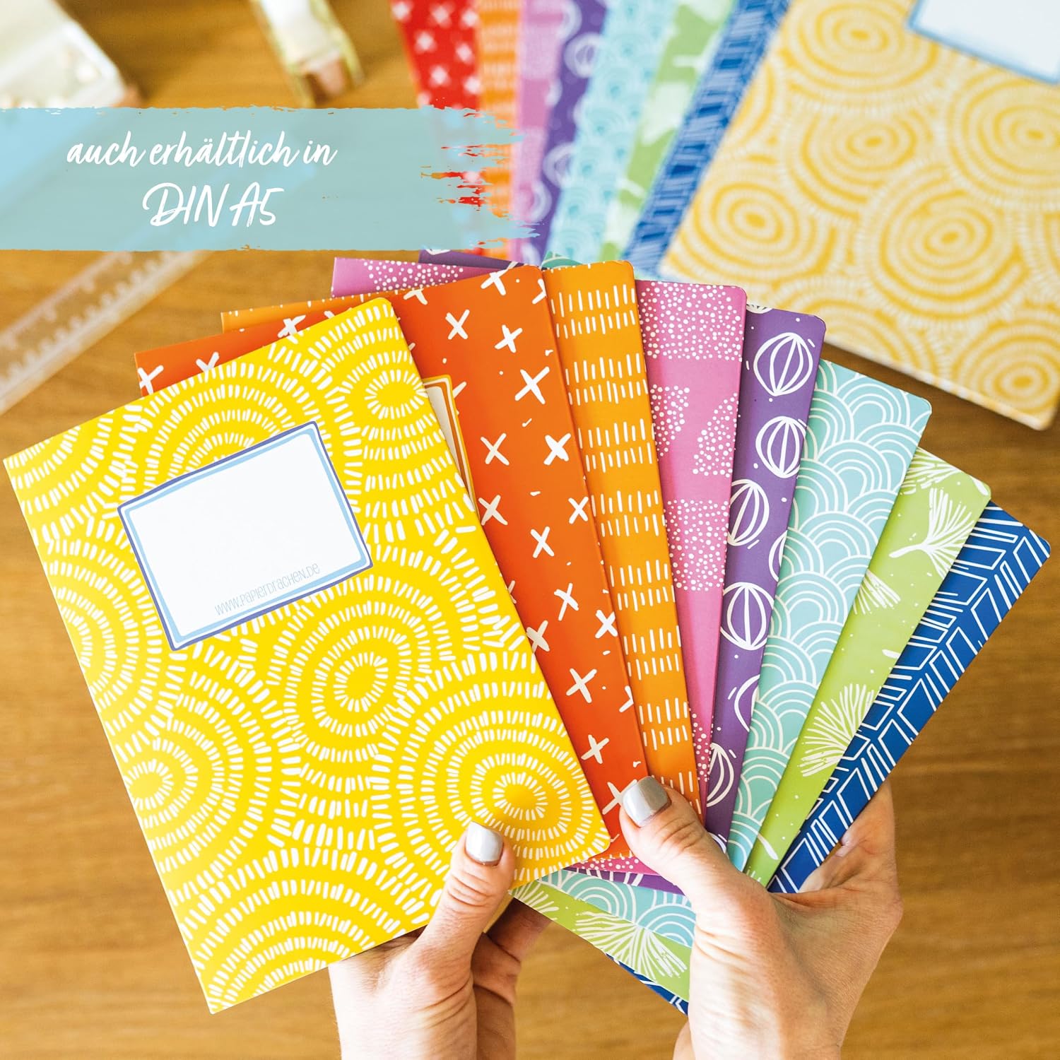 Detalle 2 de Papierdrachen Heftumschläge DIN A4 – 8 Stück Regenbogen-Motiv, 250 g/m²