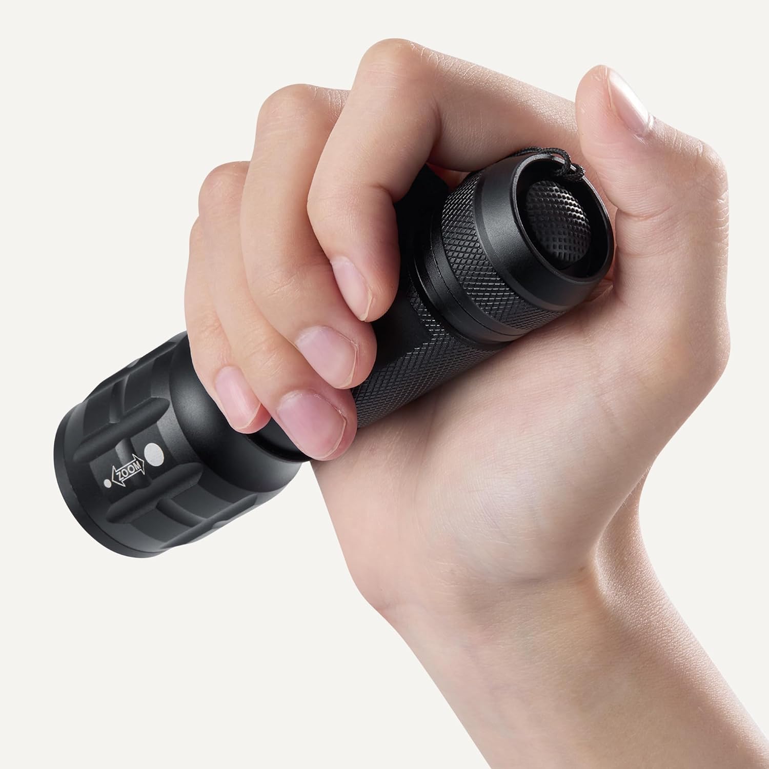 Detalle de Amazon Basics Tactical Flashlight: 140-Lumen, 3-Mode, Zoomable Beam