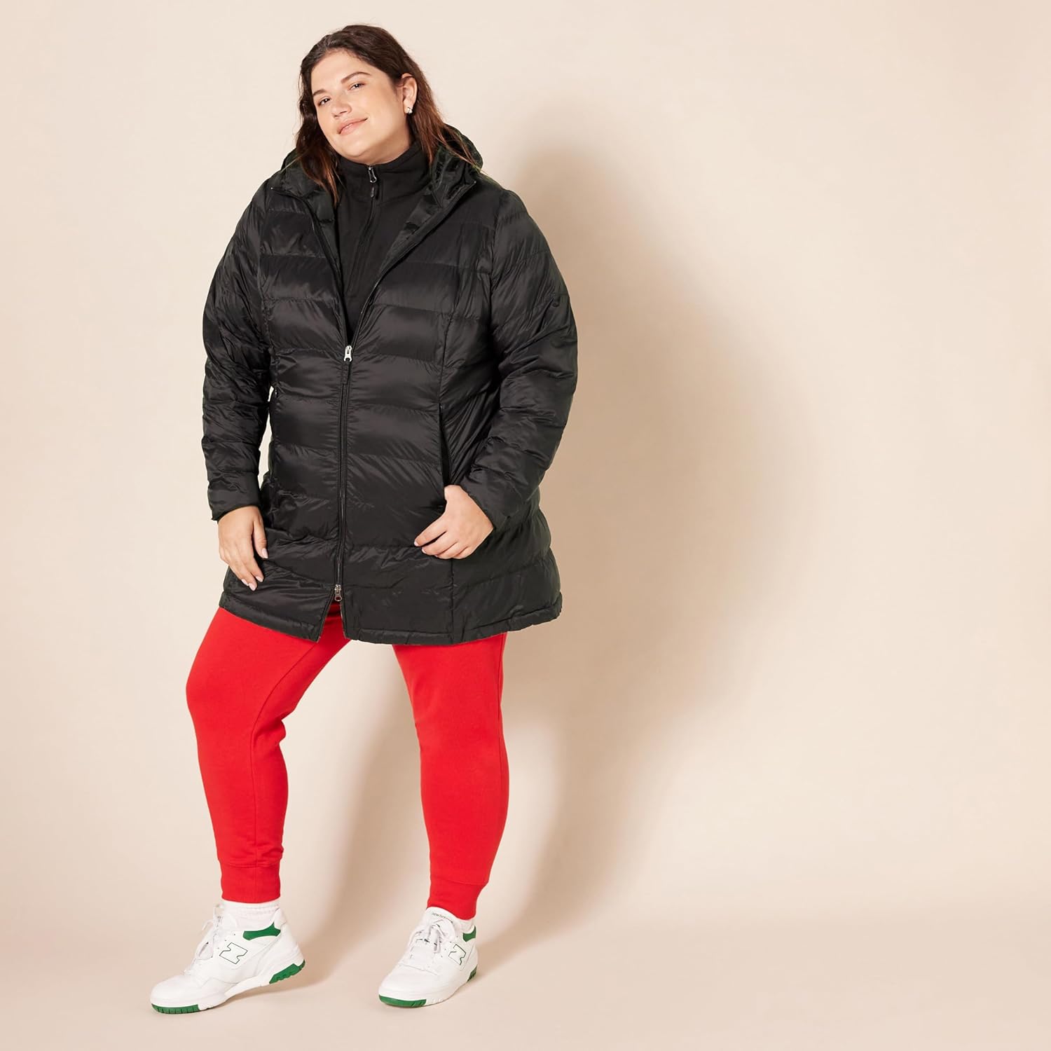 Thumbnail 6 de Amazon Essentials Women's Lightweight Water-Resistant Packable Hooded Puffer Coat (Plus Size)