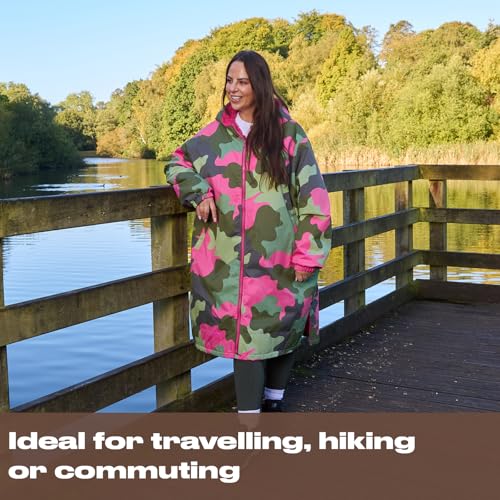 Thumbnail 2 de OHS Drying Robe Adult Womens: Camouflage Waterproof Changing Robe with Hood, Pockets & Fleece Lining (Green/Pink) – S/M