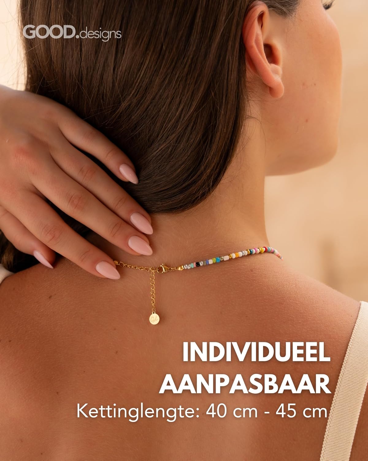 Detalle 2 de GOOD.designs kleurrijke kralenketting met A-Z-initiaalhanger, 18K verguld