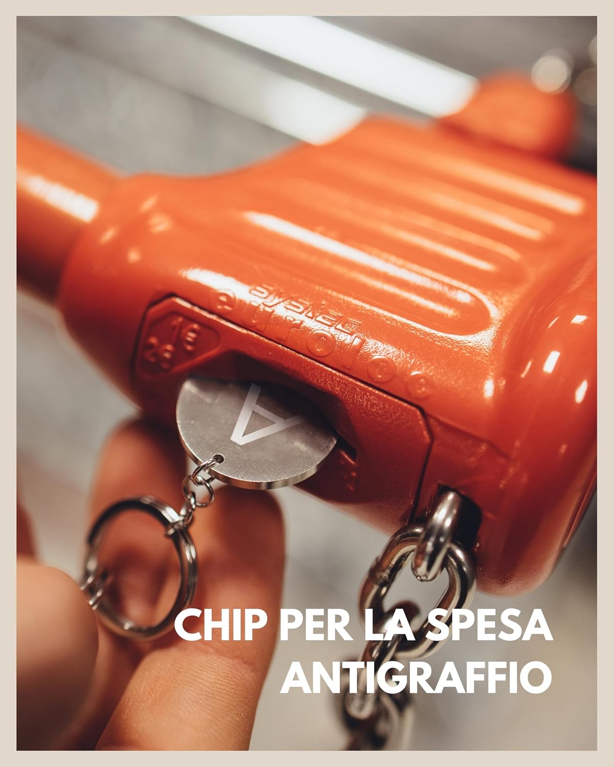 Detalle 2 de GD GOOD.designs EST. 2015 portachiavi a forma di lettera con chip per carrelli della spesa in acciaio inox argento
