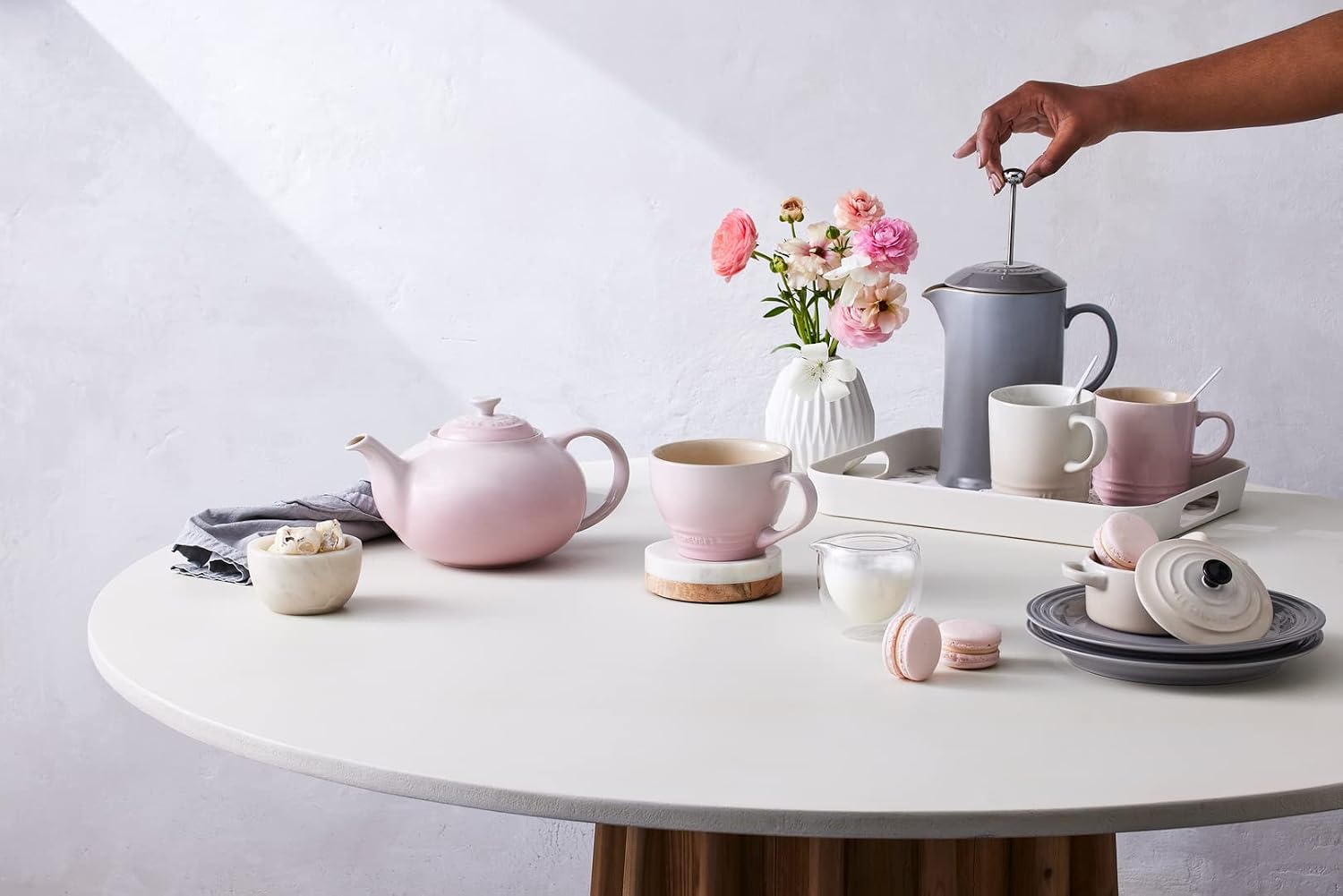 Detalle 1 de Le Creuset Stoneware Grand Mug 70304407770002, 400ml, Shell Pink