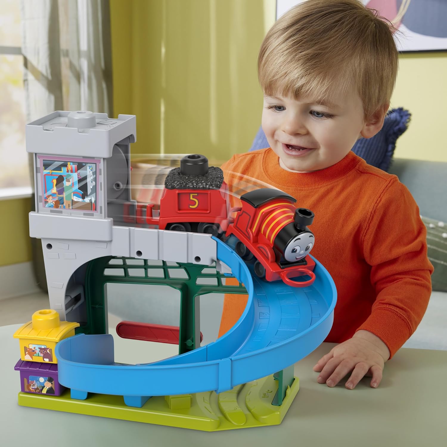 Detalle 2 de Thomas & Friends Il Trenino Thomas – La mia Prima Stazione di Knapford (playset con trenini e 3 carichi impilabili e oscillanti) HXW24