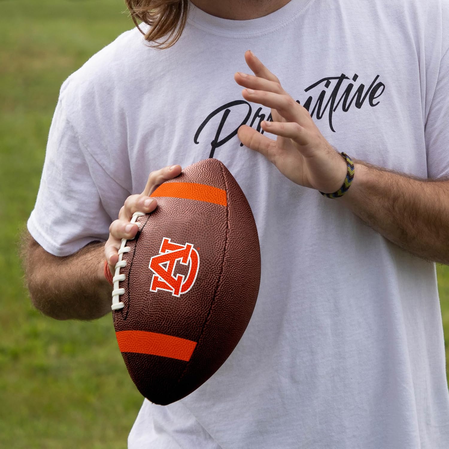 Detalle de Logo Brands NCAA Men’s Team Stripe Official Size Composite Football