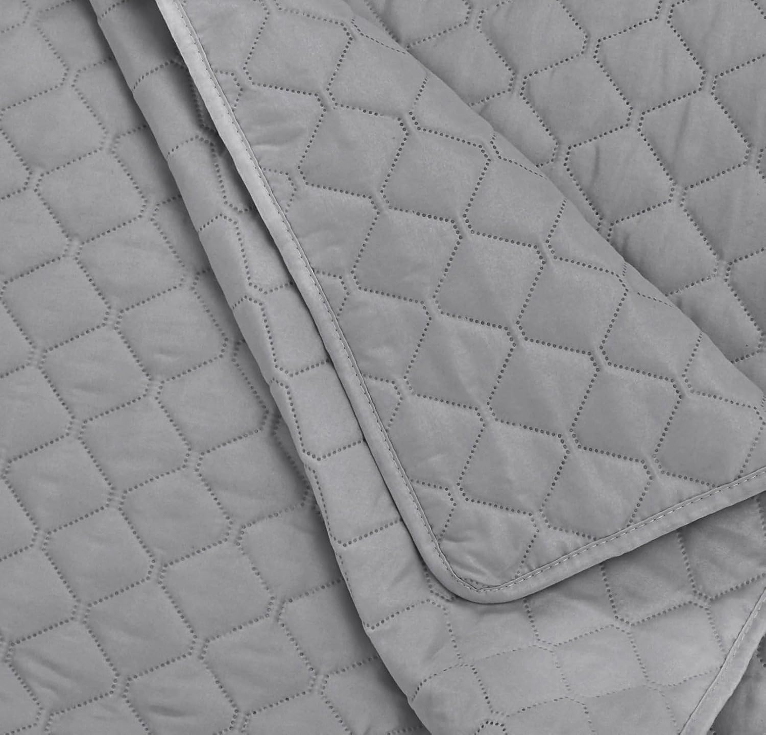 Thumbnail 2 de Amazon Basics Übergroße Steppdecke mit Prägung, 170 x 210 cm, Dunkelgraues Diamantmuster