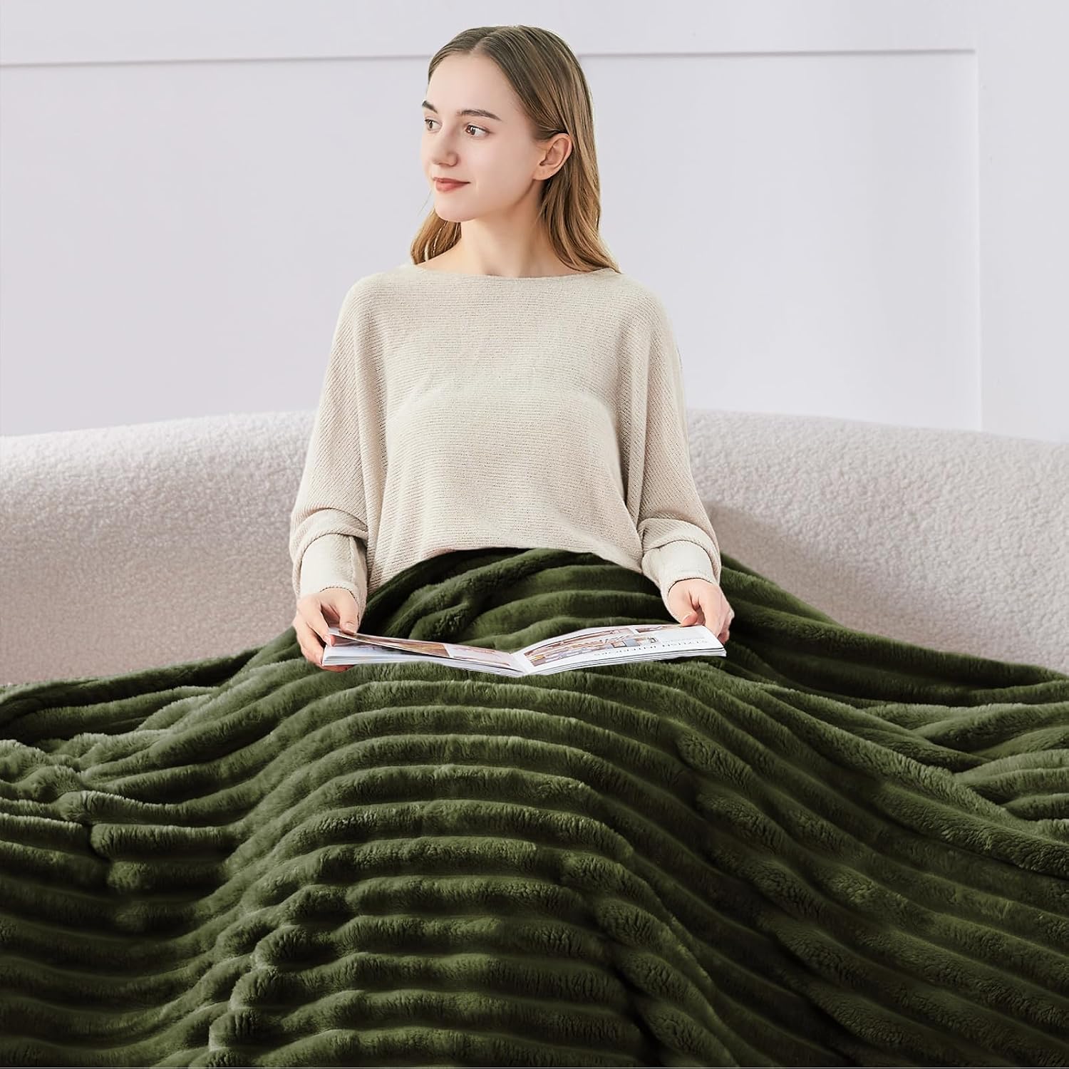 Detalle de BEDELITE Fleece Throw Blanket for Couch – 300GSM Soft & Warm Olive Green Stripe