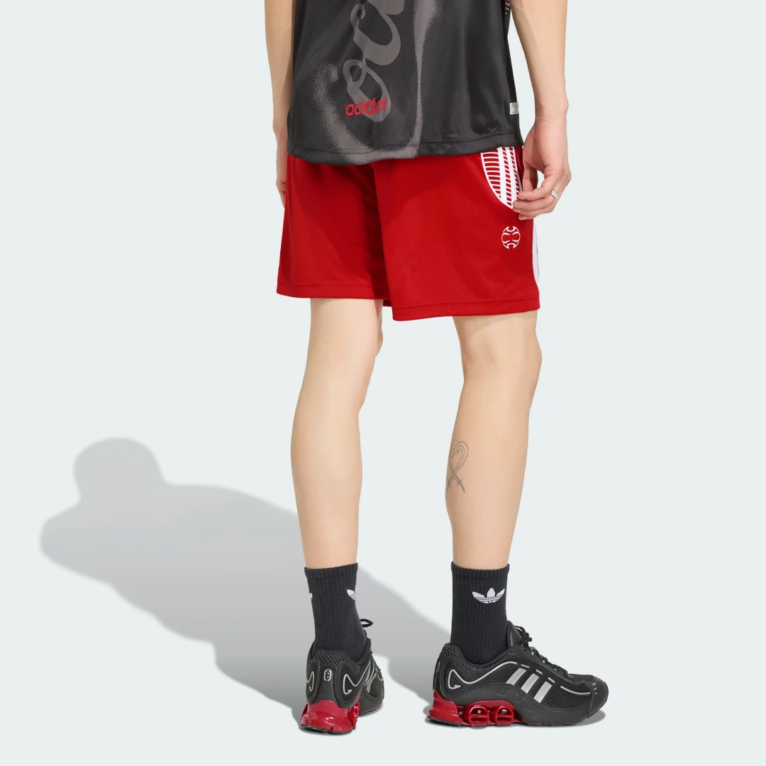 Detalle de Pantalón corto de entrenamiento adidas x Coca-Cola – rojo