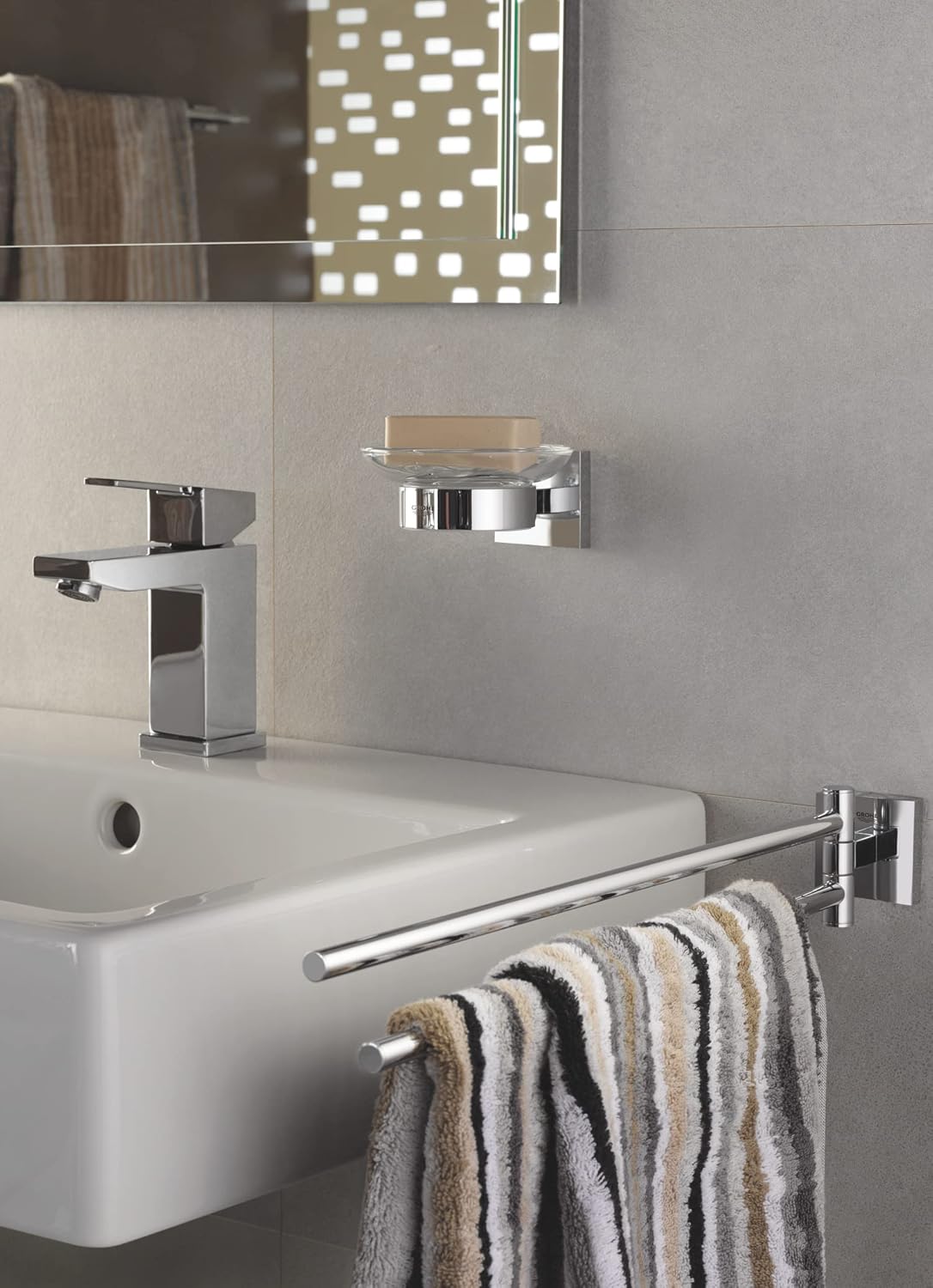 Detalle de GROHE QUICKFIX Start Cube: Porta sapone con supporto in cromato, fissaggio nascosto e installazione a vite o colla