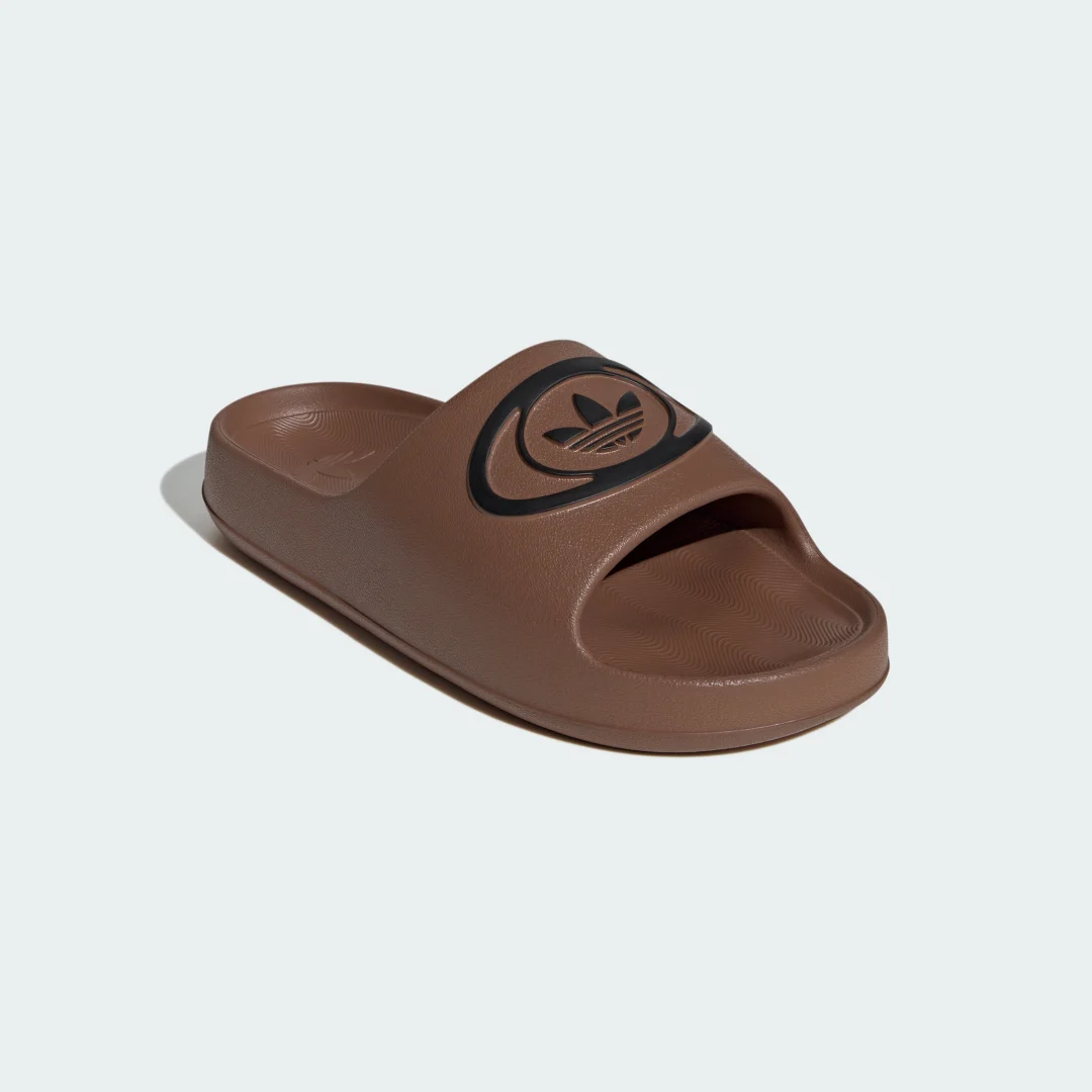 Detalle 2 de Adidas CHANCLAS ADILETTE 00s Marrón: comodidad casual para uso diario