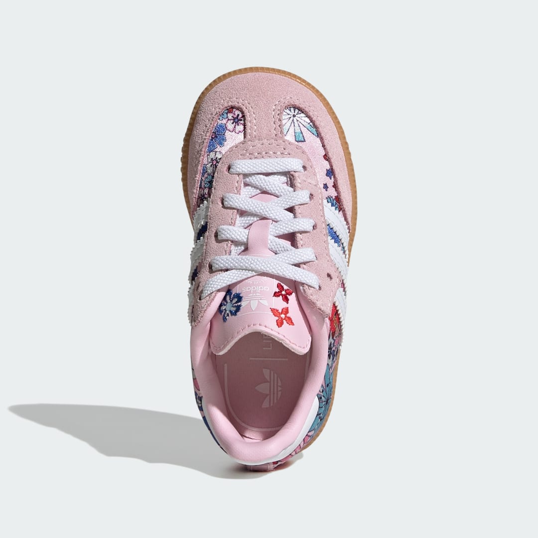 Detalle 2 de Zapatilla Adidas Samba OG Liberty London: cierre cómodo y cordones elásticos en rosa