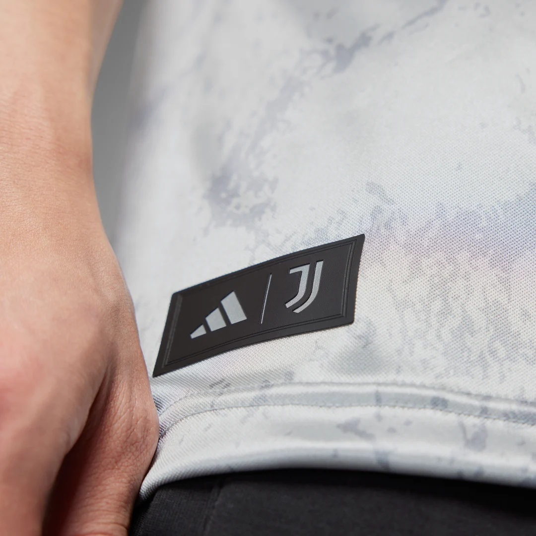 Detalle de Camiseta Juventus x NASA-inspired LFSTLR de Adidas: estilo deportivo con guiño cósmico