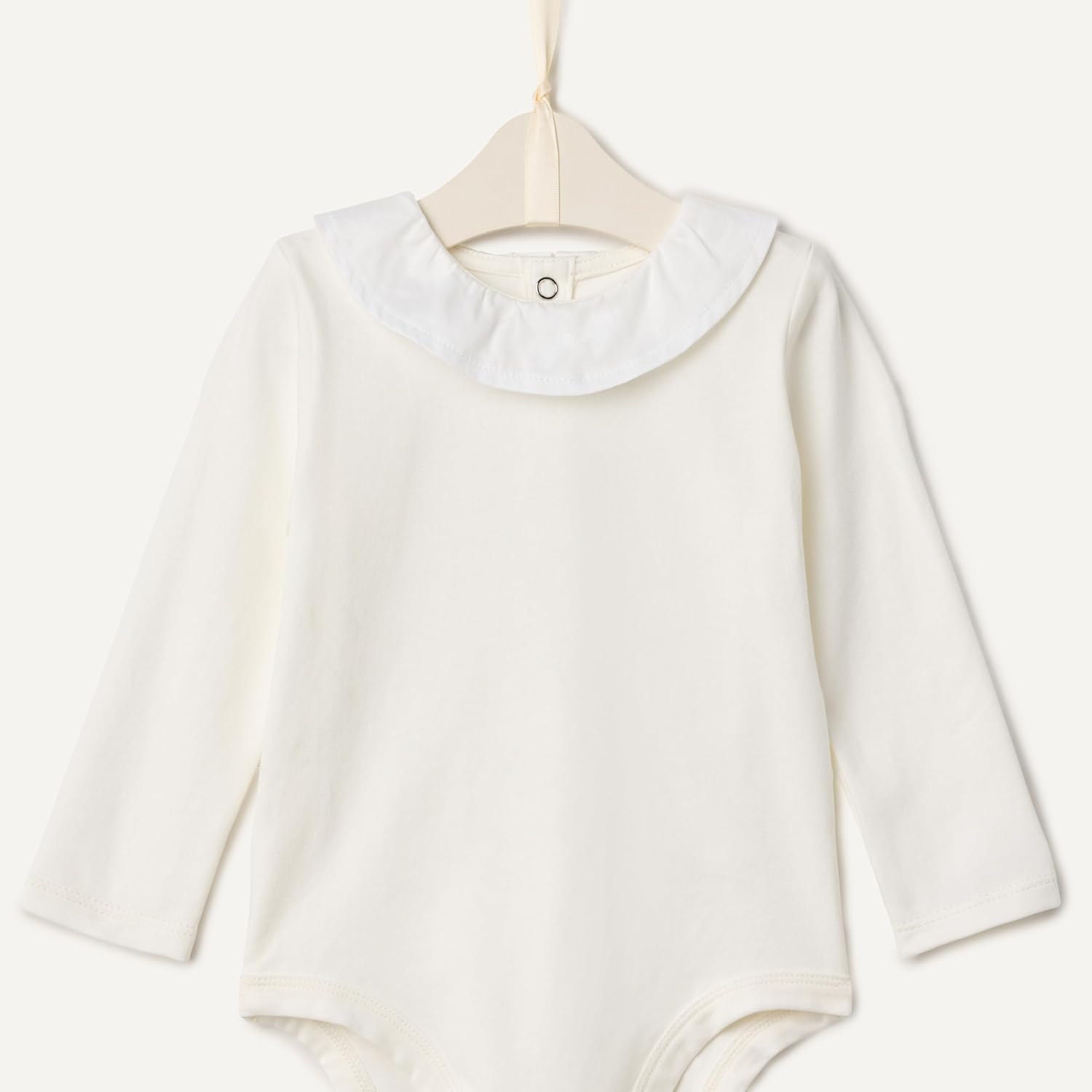 Detalle de Amazon Essentials x Sofia Grainge Baby Girls' Long Sleeve Ruffle Collar Bodysuit
