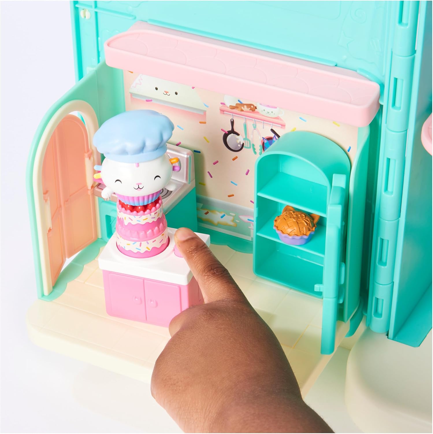 Detalle 2 de Gabby’s Dollhouse: Bakey with Cakey Kitchen with Figure and Accessories