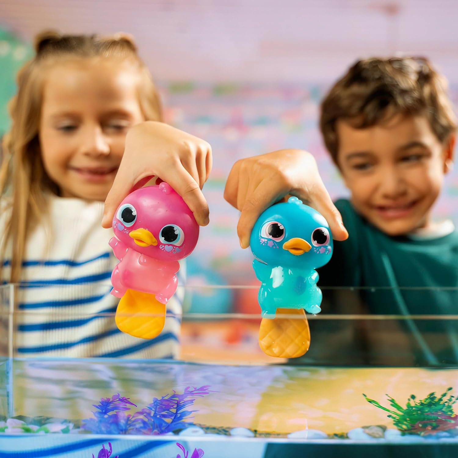 Thumbnail 6 de Animagic Let's Glo Platypus - Pink | Glowing, Squishy Water Play Toy for Kids Aged 4+