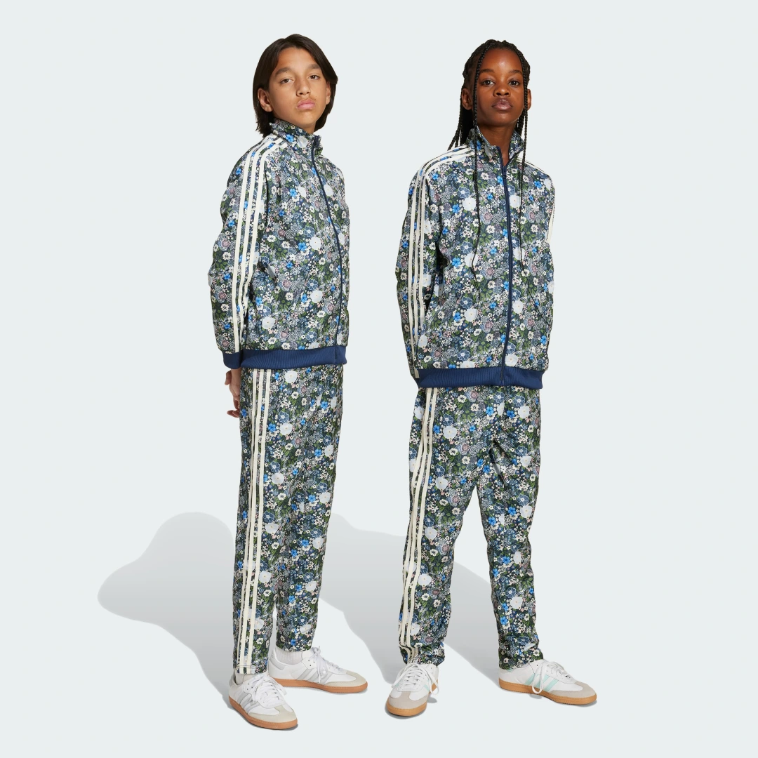 Detalle de Pantalón Adidas Originals x Liberty London Firebird: estilo icónico para daily wear