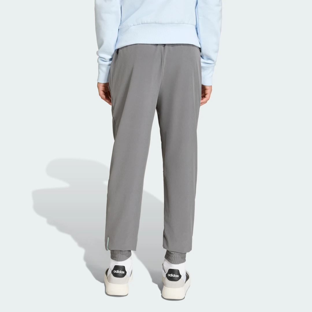 Detalle de Adidas Tech pantalón técnico con capucha gris