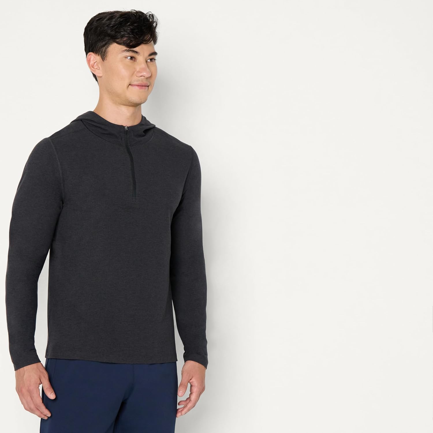 Detalle 2 de Amazon Essentials Men's Athletic Soft Performance Quarter-Zip Hoodie — Lightweight L